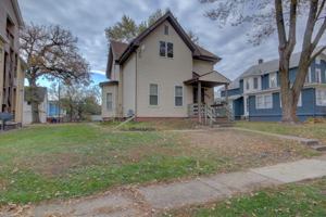 featured image of 631 E 15th St