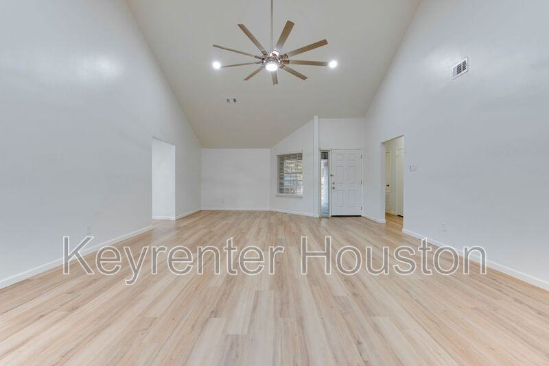 15914 Barbarossa Dr - Photo 5 of 30