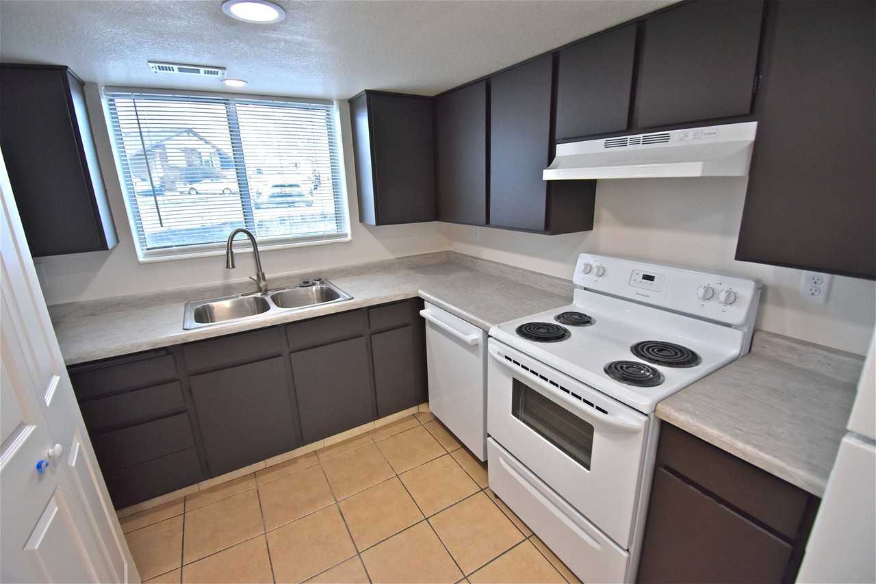 2503 W Robin Rd - Photo 2 of 19