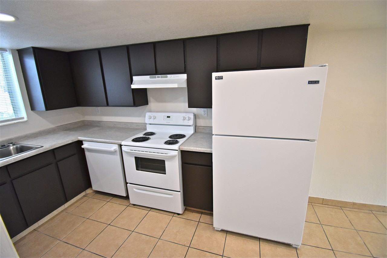 2503 W Robin Rd - Photo 3 of 19