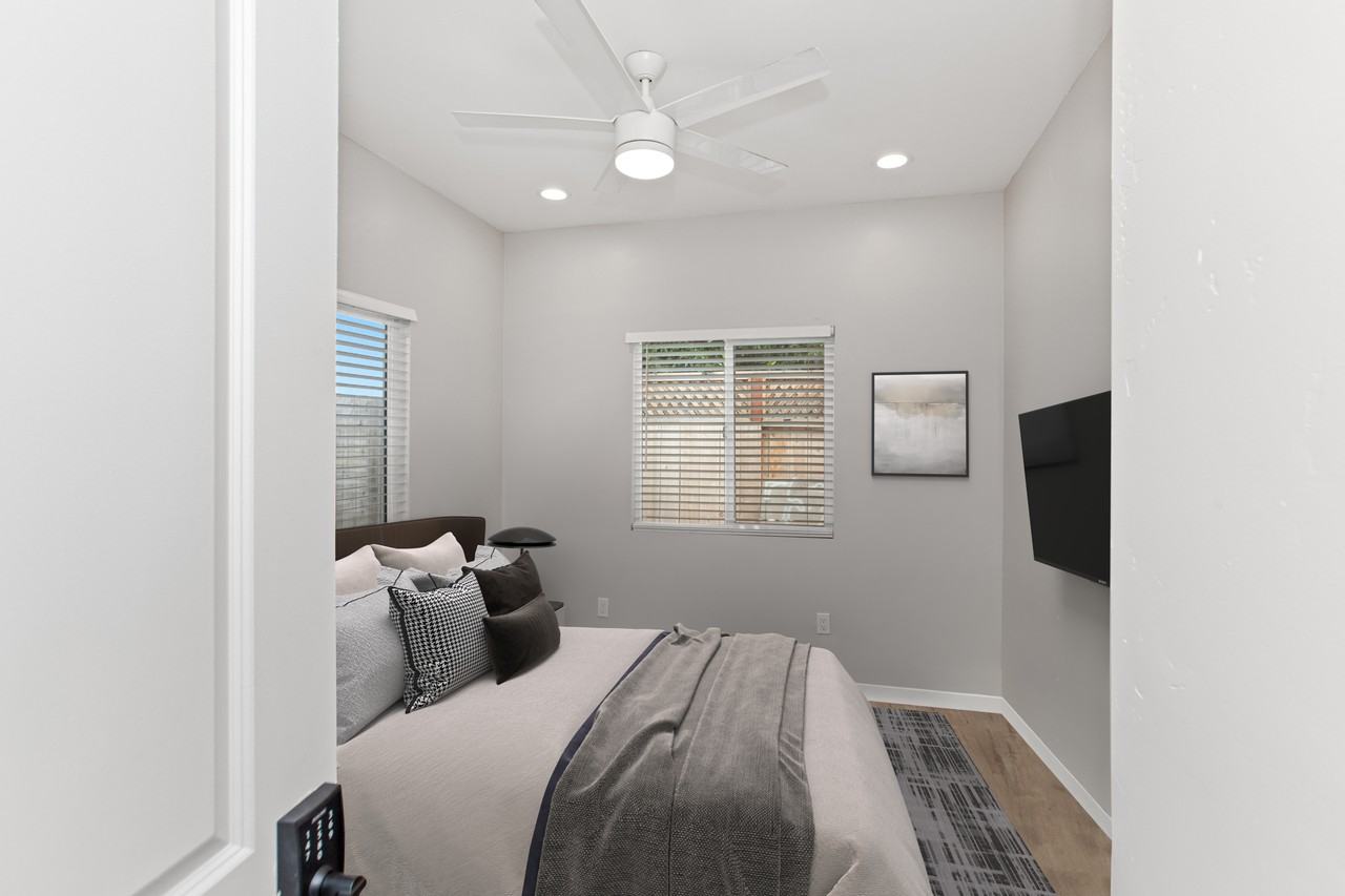 5042 54th St - Photo 3 of 17