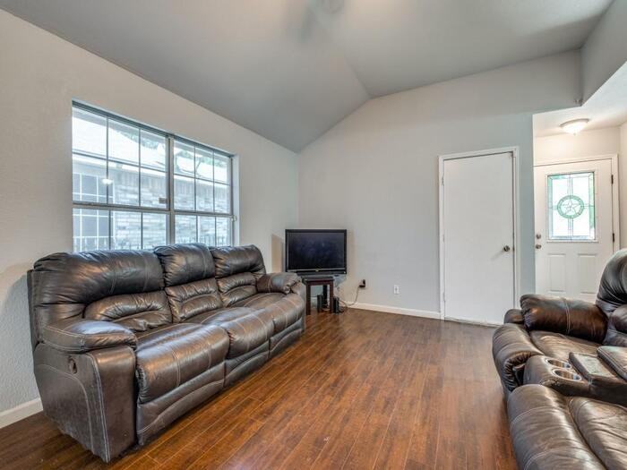 1527 Marion Dr - Photo 2 of 5