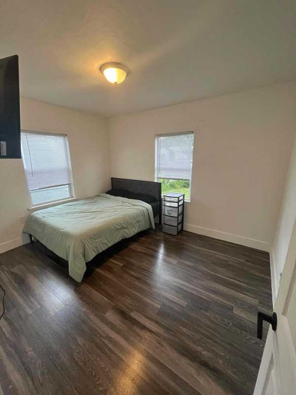 919 Nw 66th St - Photo 3 of 13