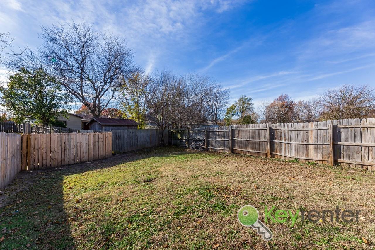 1323 W Nottingham Cir - Photo 3 of 22