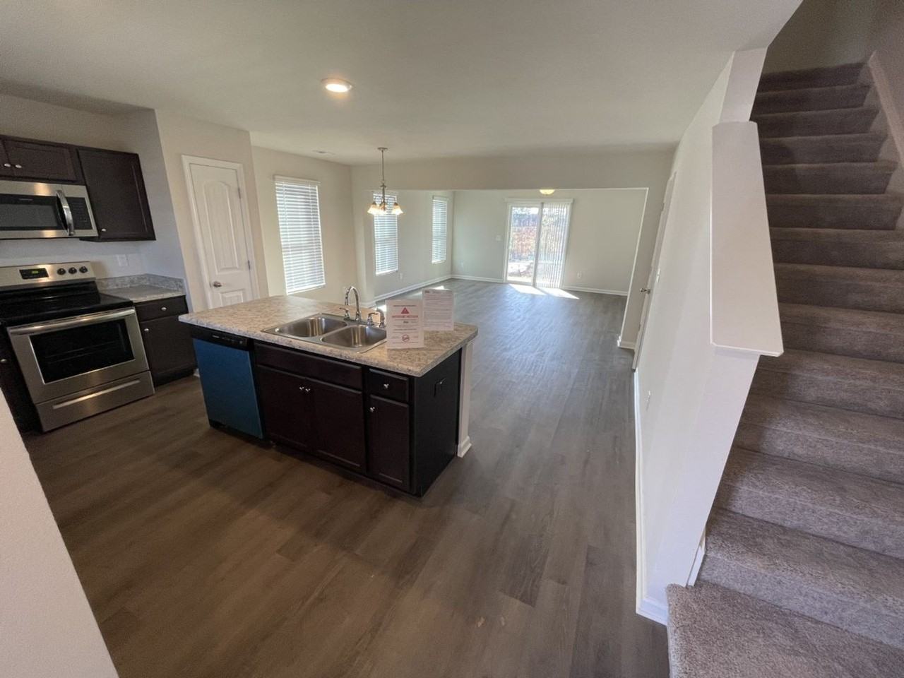 1063 Peony Ln - Photo 3 of 13