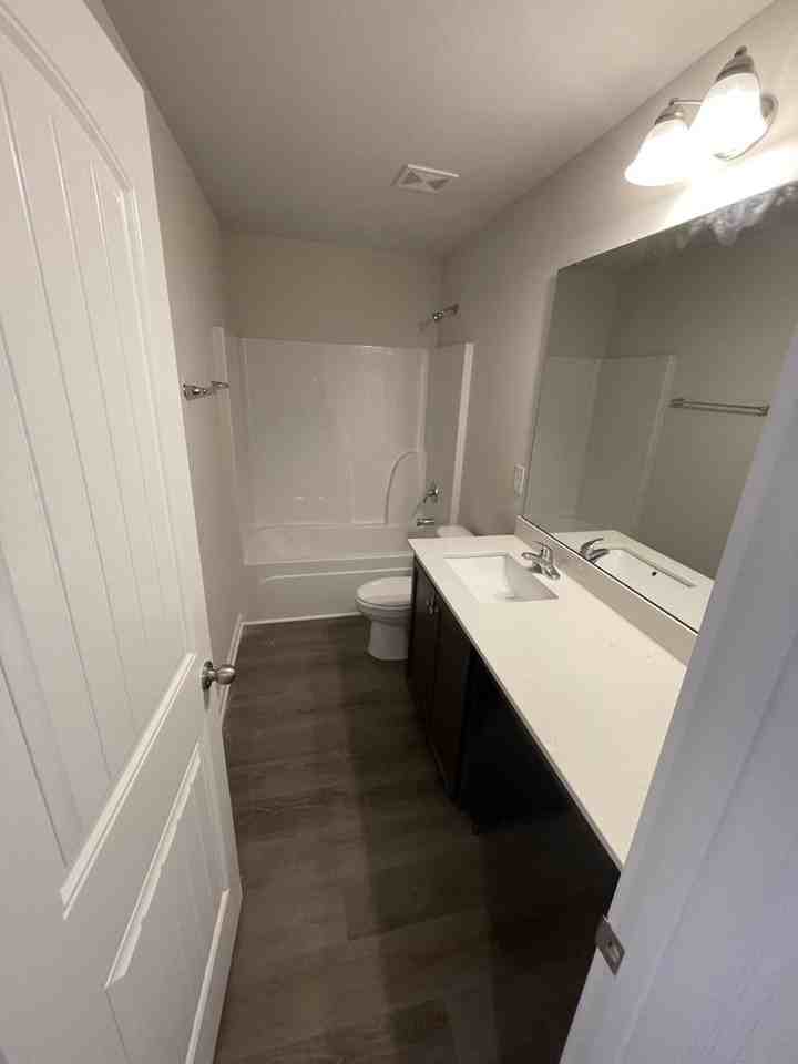 1063 Peony Ln - Photo 4 of 13