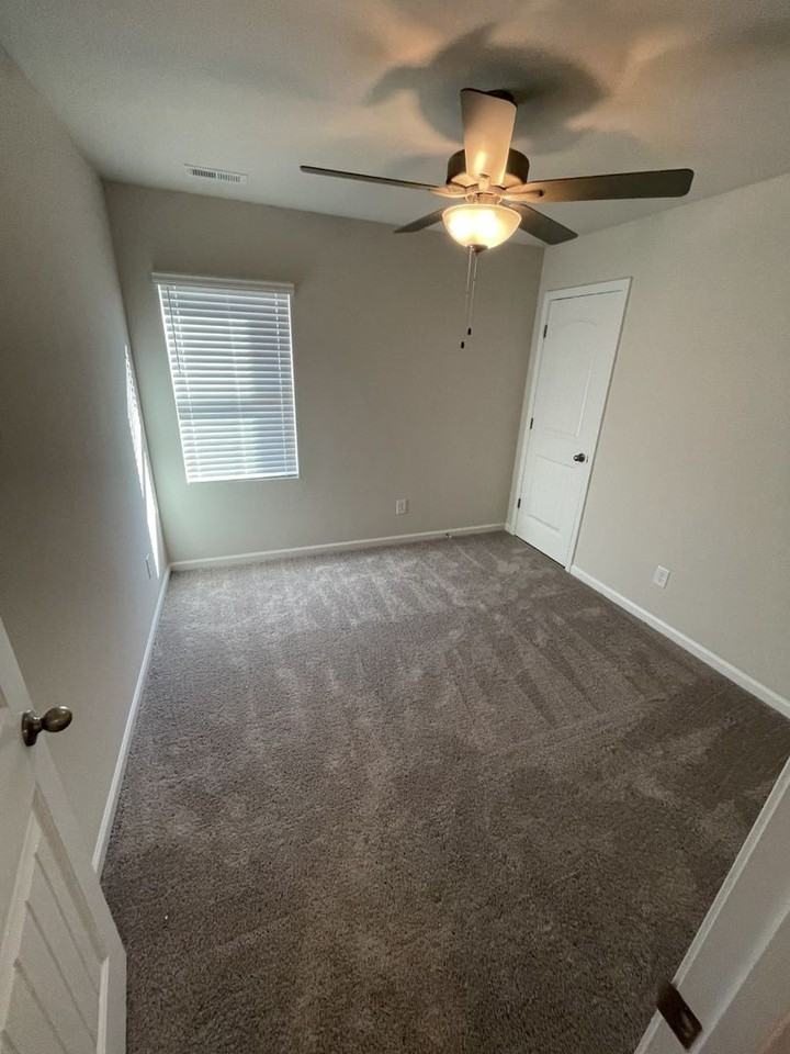 1063 Peony Ln - Photo 6 of 13