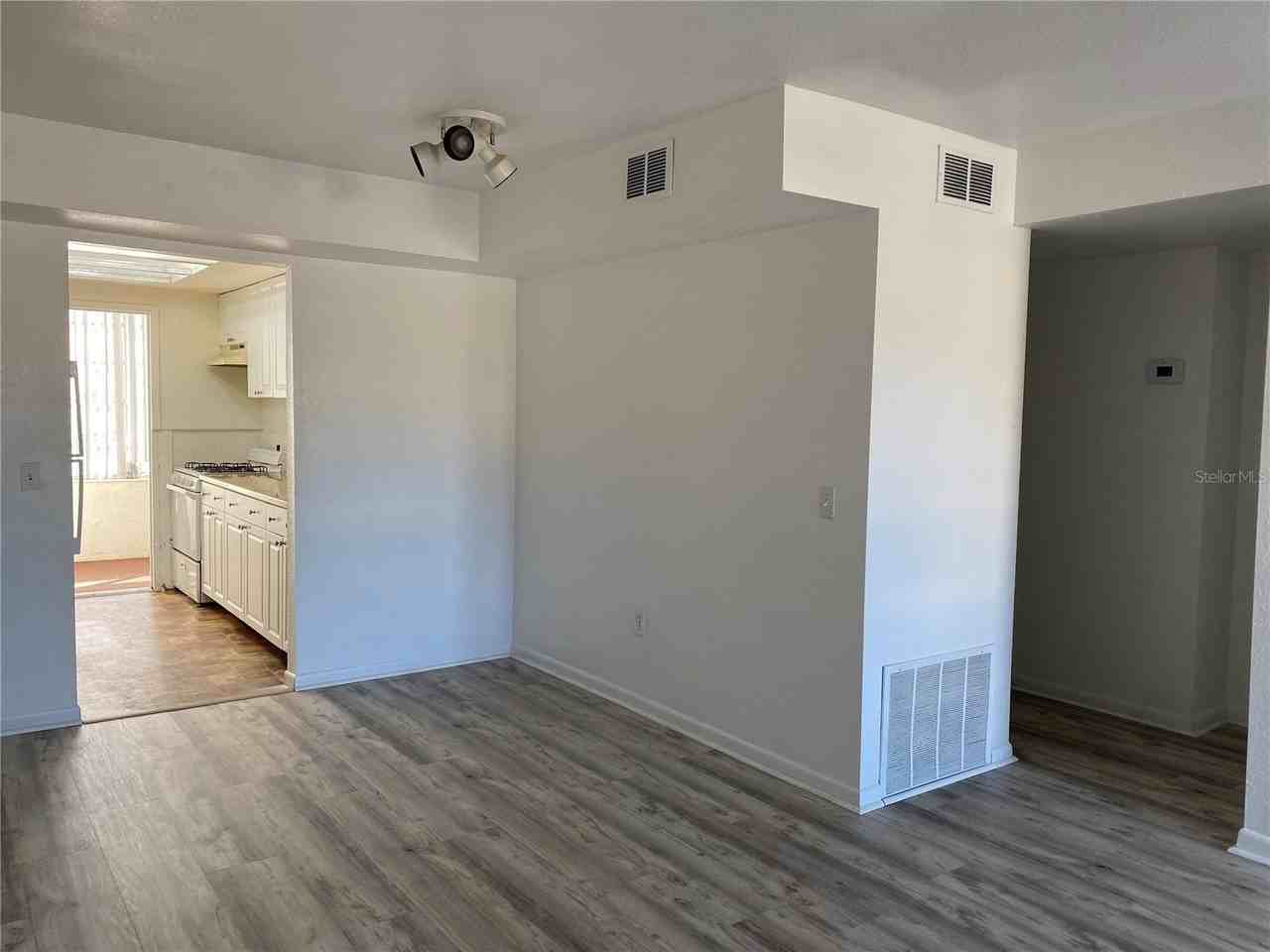 911 Washington Ave #212 - Photo 4 of 20