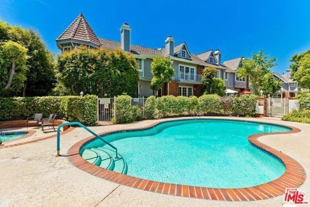 18135 Burbank Blvd #10 - Photo 2 of 4