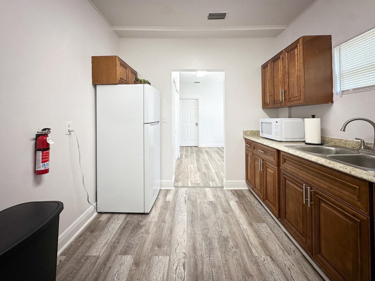 E Janette Ave - Photo 5 of 11