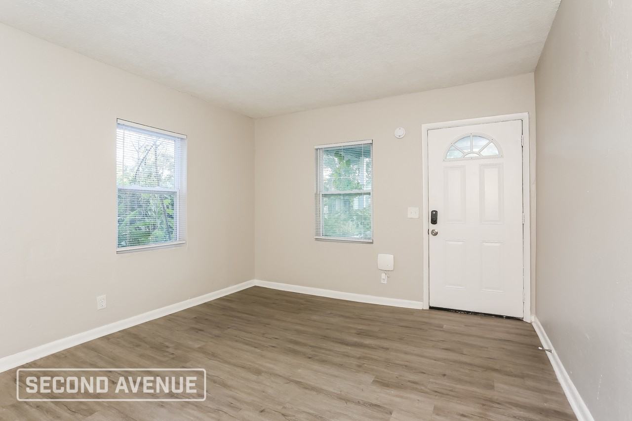 1115 W 22nd St - Photo 4 of 26