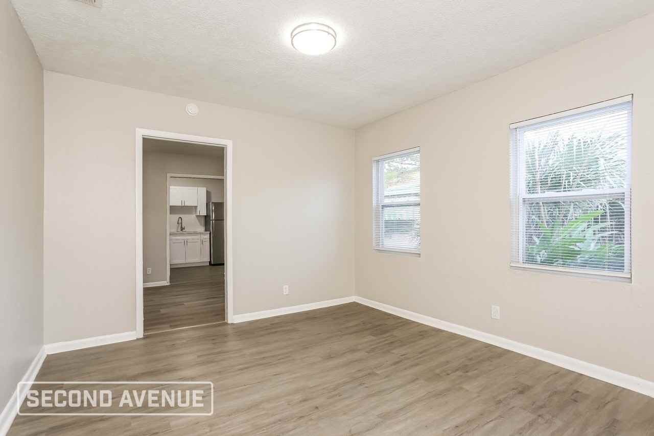 1115 W 22nd St - Photo 7 of 26