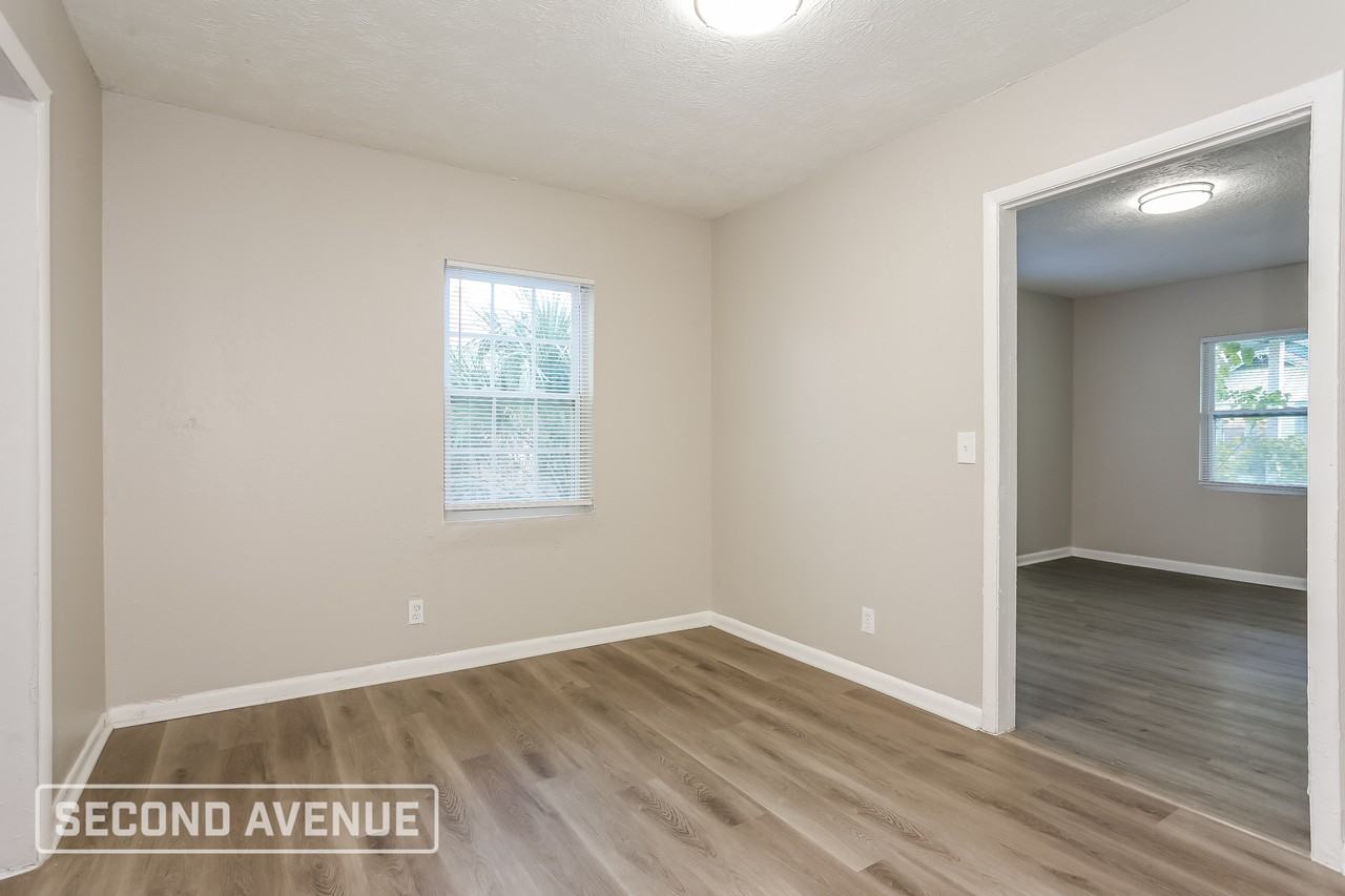 1115 W 22nd St - Photo 6 of 26