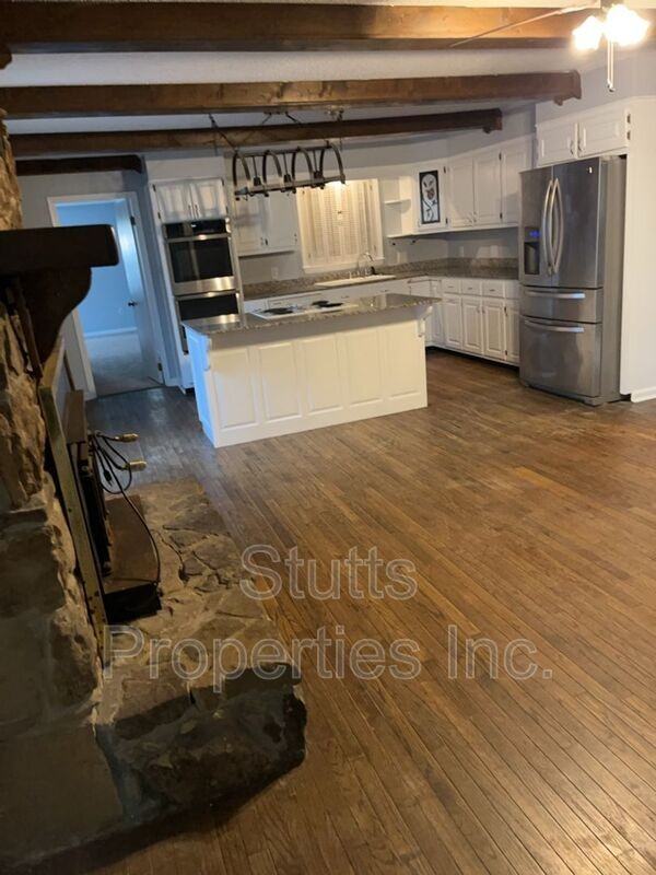 1310 Joe Wheeler Dr - Photo 3 of 9