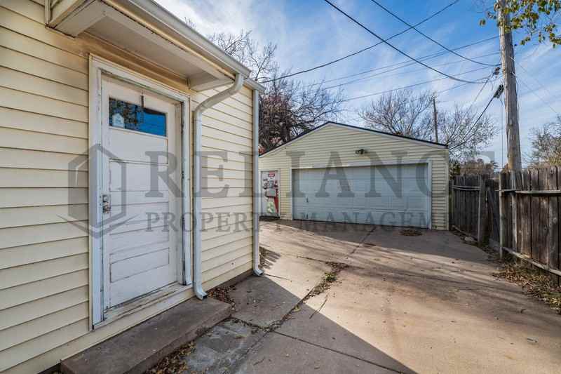 1047 S Glenn St - Photo 4 of 22
