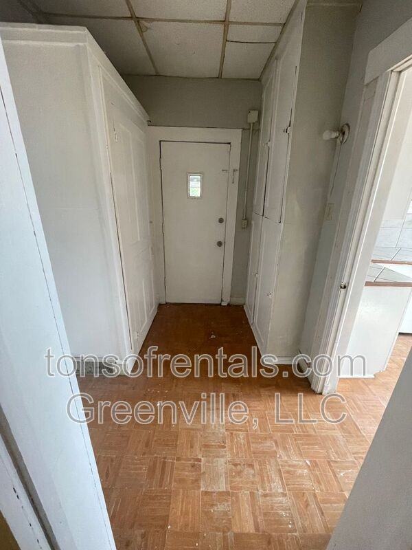 1222 N Limestone St - Photo 2 of 8