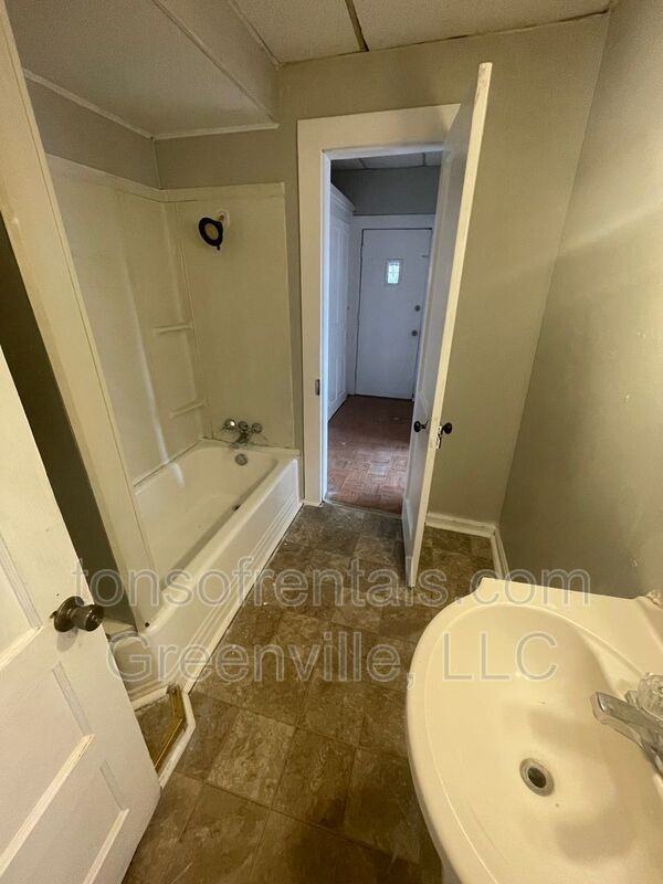 1222 N Limestone St - Photo 3 of 8