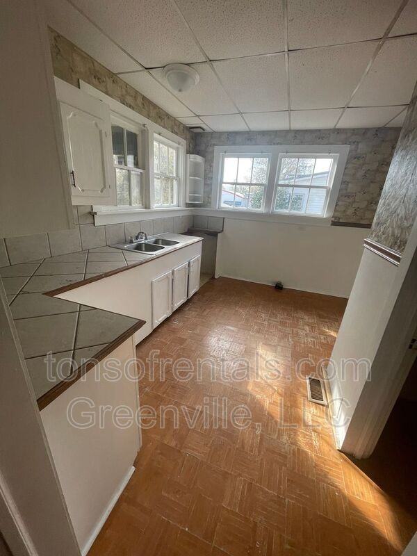 1222 N Limestone St - Photo 4 of 8