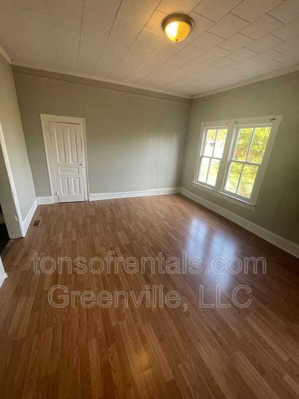 1222 N Limestone St - Photo 6 of 8