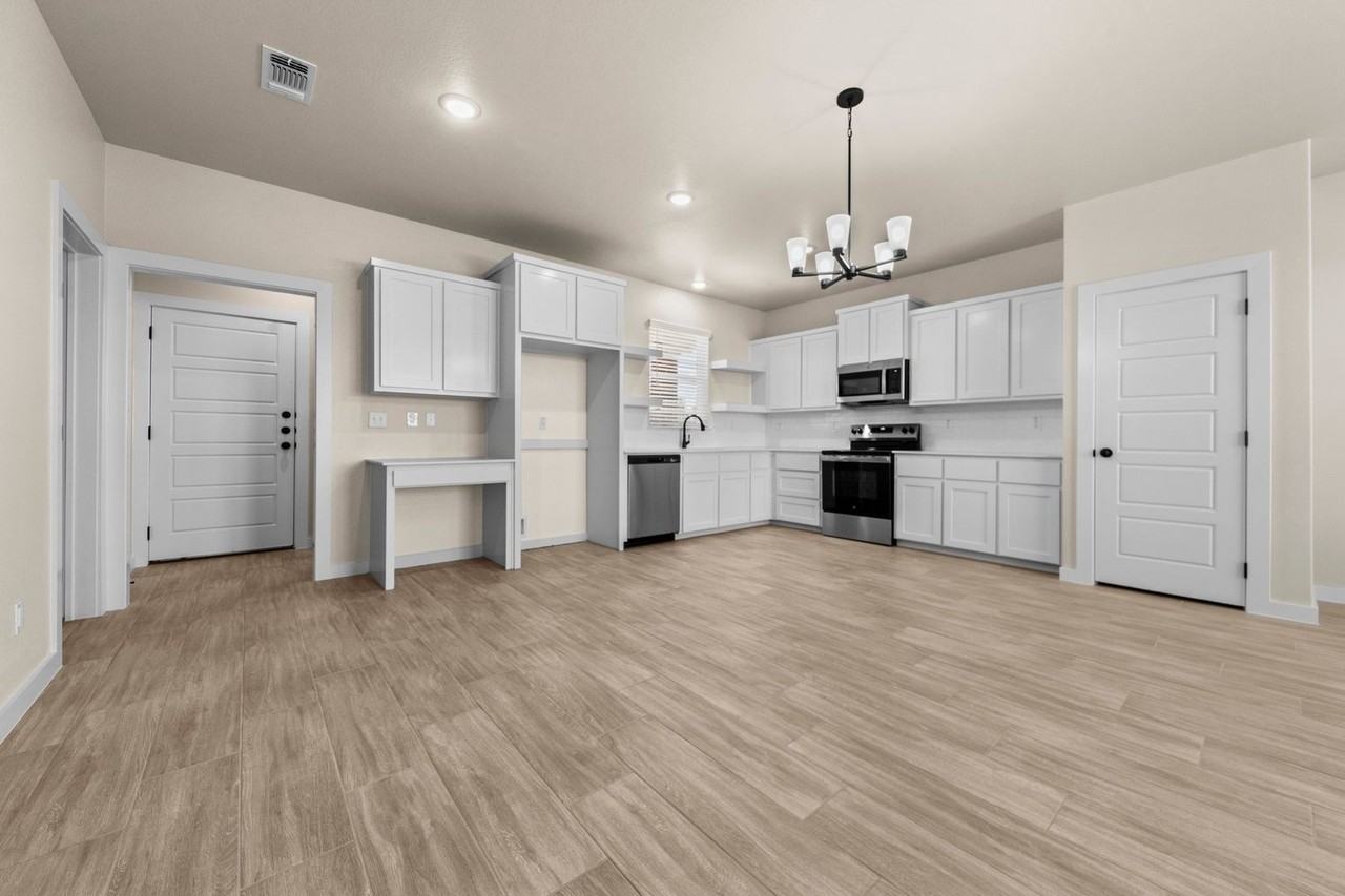 4619 Kings Crossing Blvd - Photo 3 of 16