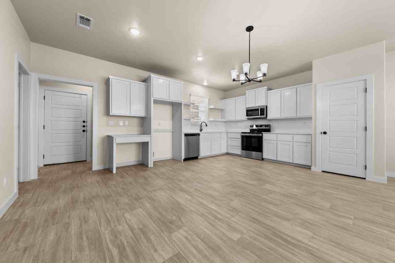 4623 Kings Crossing Blvd - Photo 3 of 17