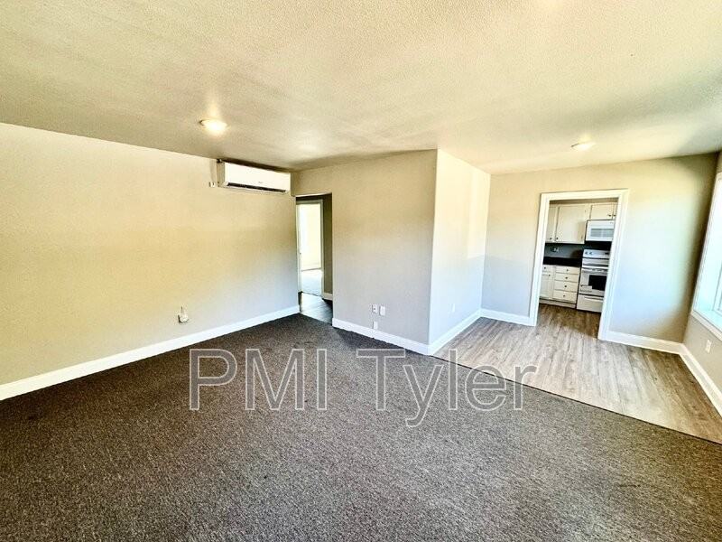 1822 W Oakwood St - Photo 7 of 23