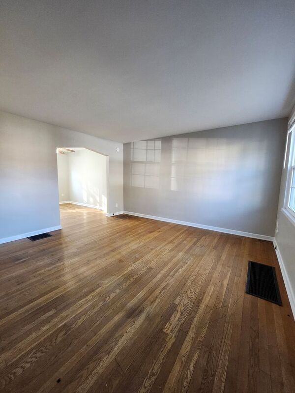 1304 Chardon Ct - Photo 2 of 9