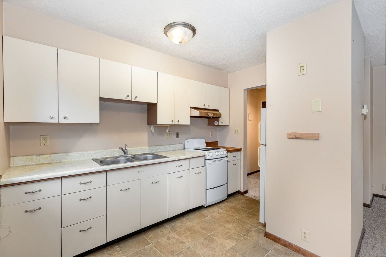 215 Birch St S - Photo 5 of 27