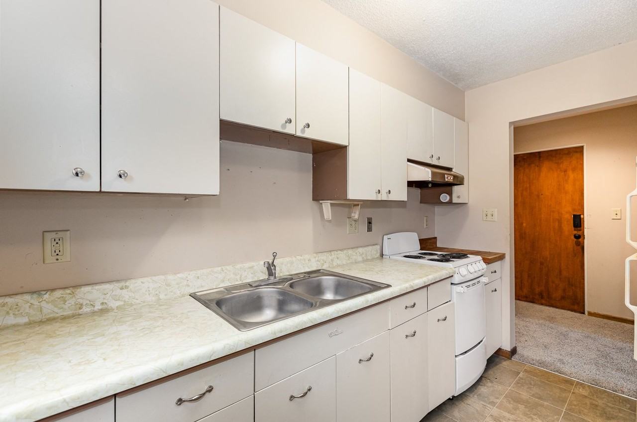 215 Birch St S - Photo 6 of 27