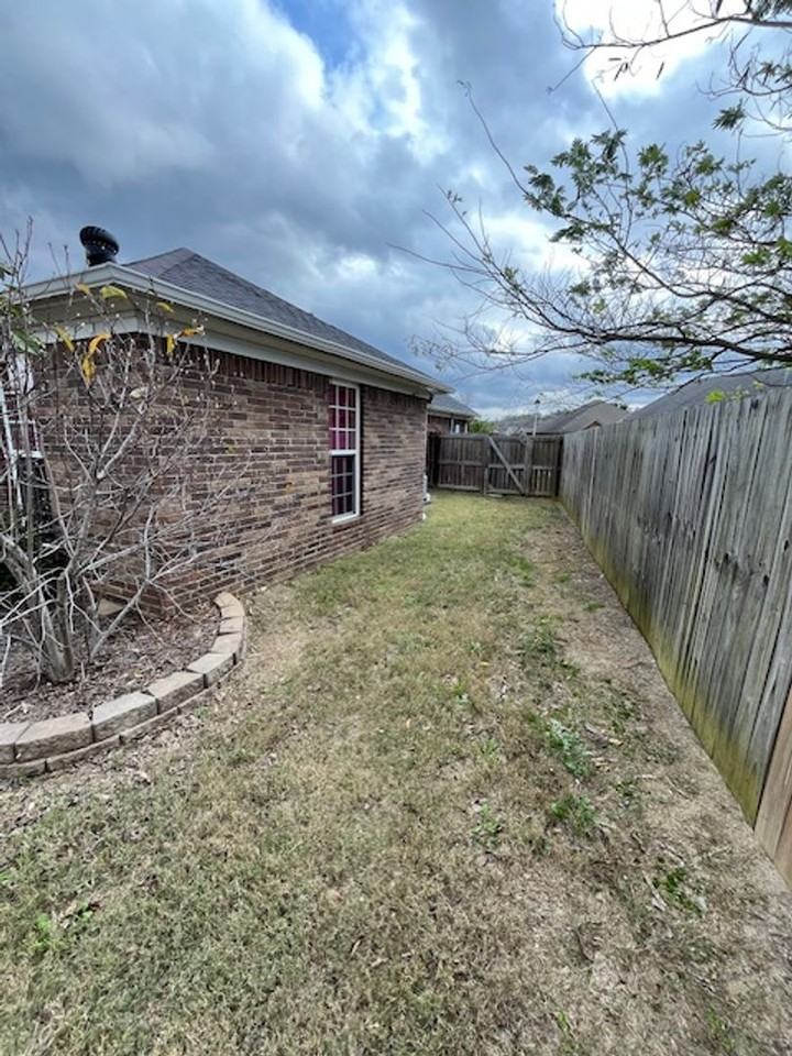 1721 Wysteria Ln - Photo 4 of 37