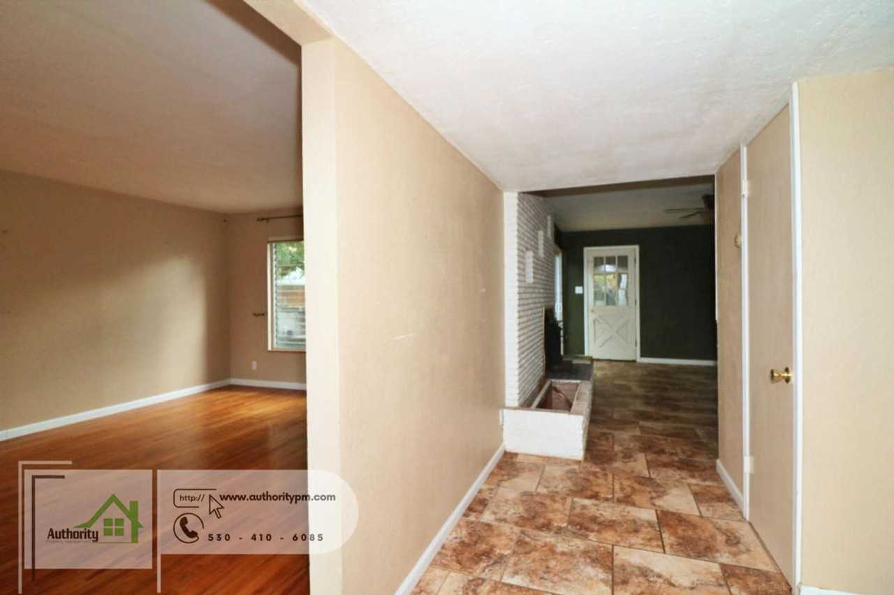 2077 Skyline Dr - Photo 2 of 26