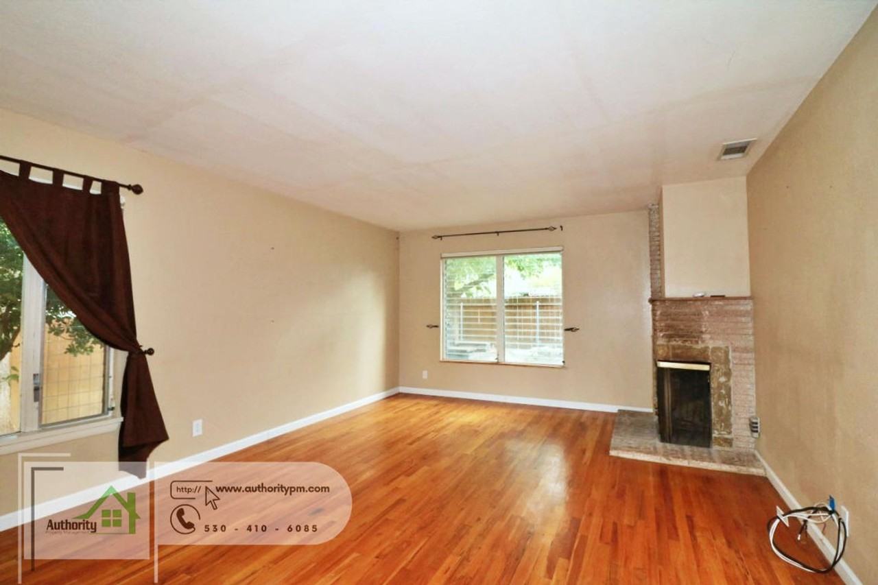 2077 Skyline Dr - Photo 3 of 26