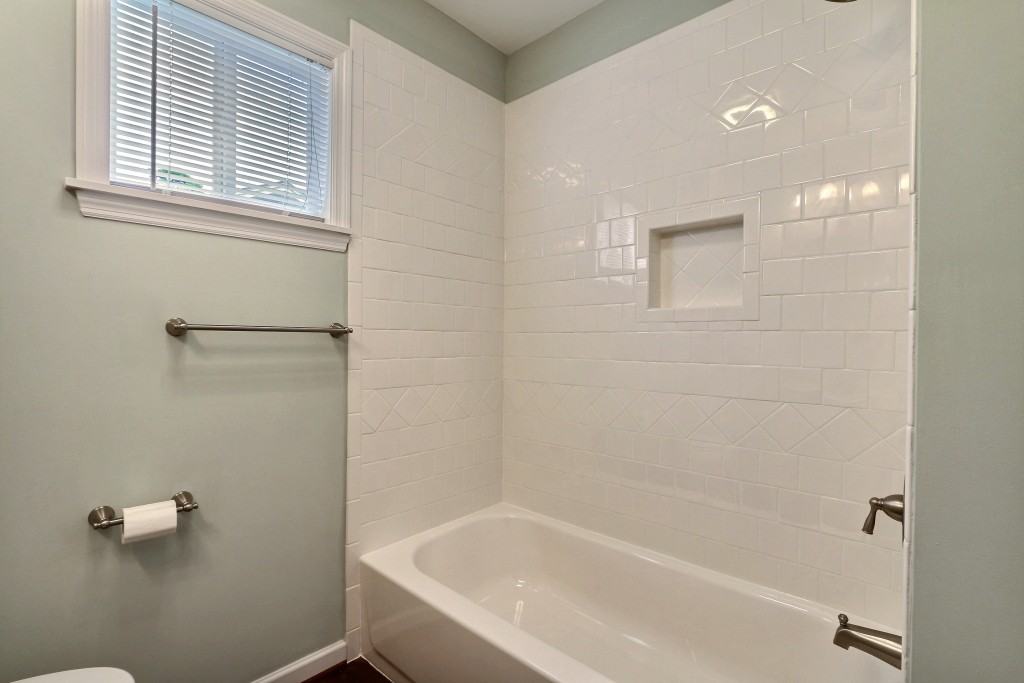 2240 Daffin Dr - Photo 2 of 30
