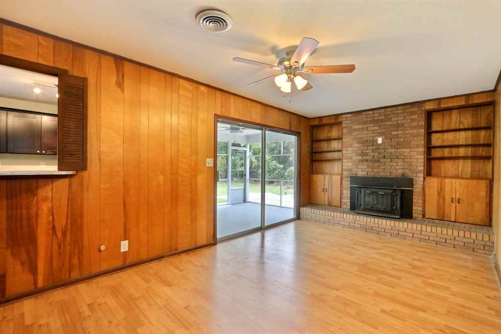 2240 Daffin Dr - Photo 4 of 30