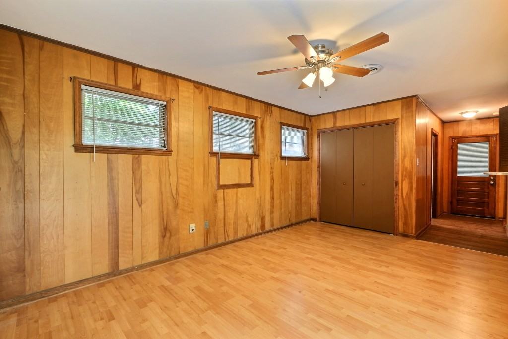 2240 Daffin Dr - Photo 5 of 30