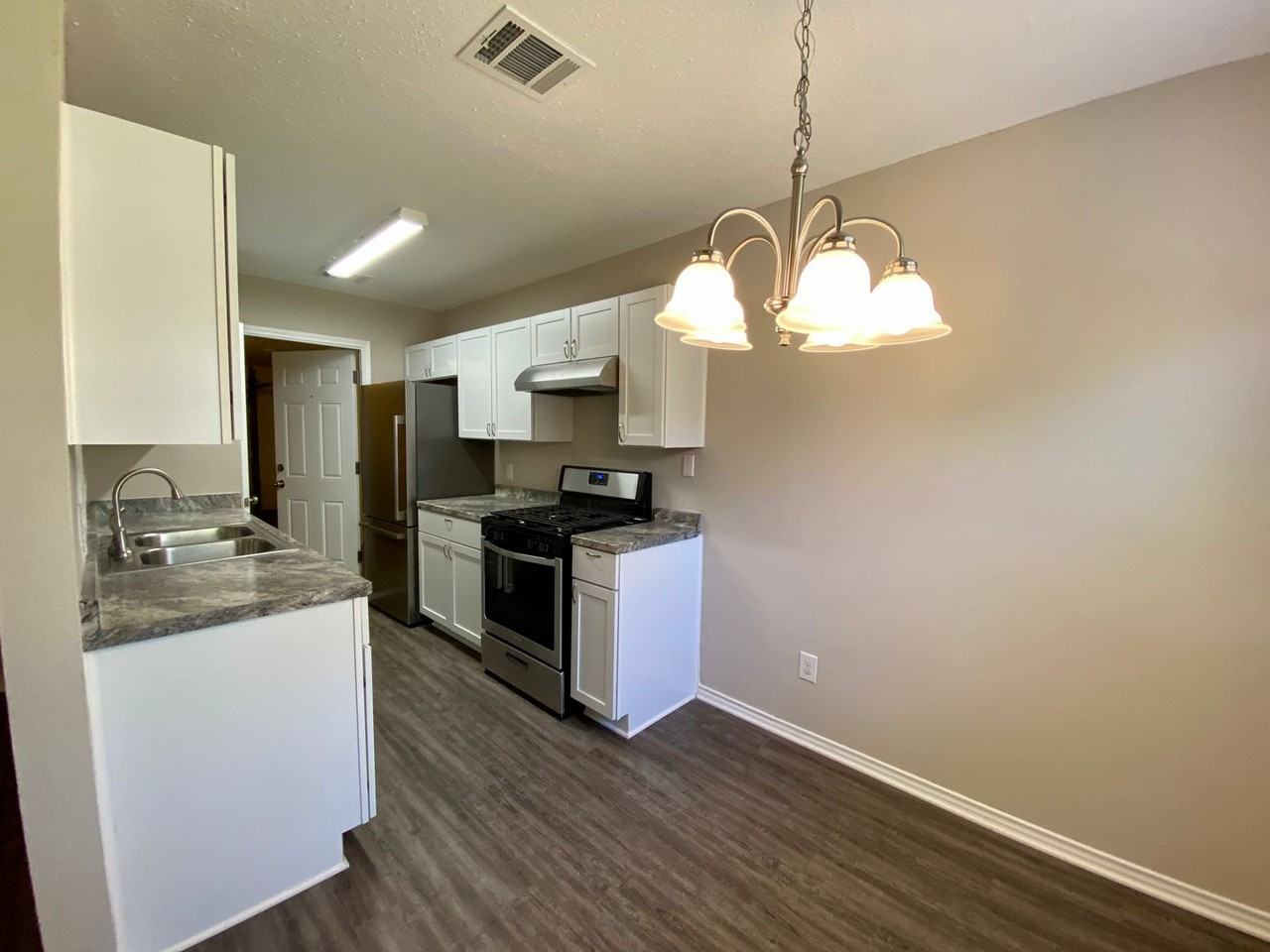 7307 Barnsdale Way - Photo 6 of 23