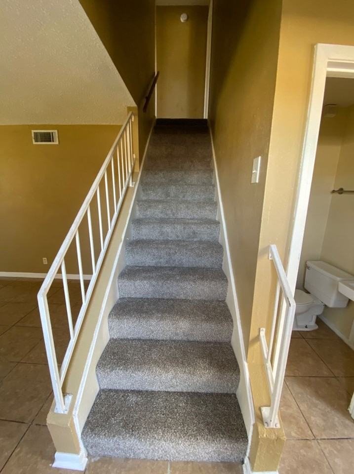 1102 Royal Crest Dr - Photo 3 of 10