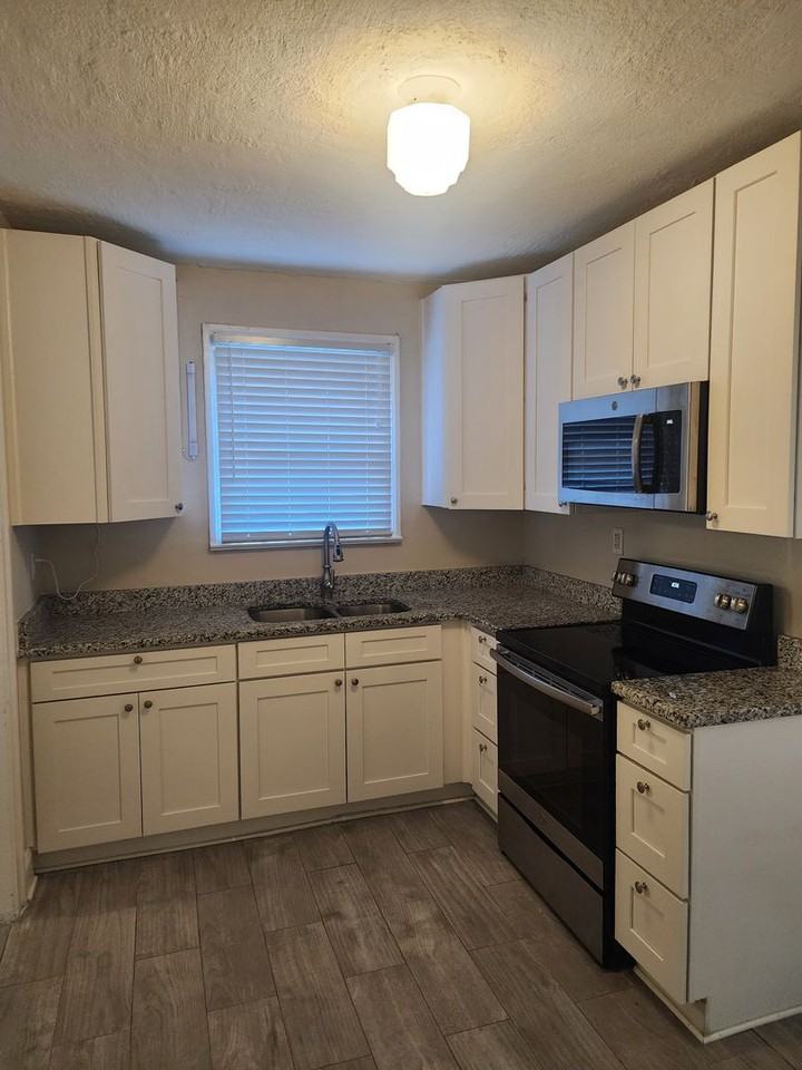 859 Saint Clair St - Photo 3 of 13