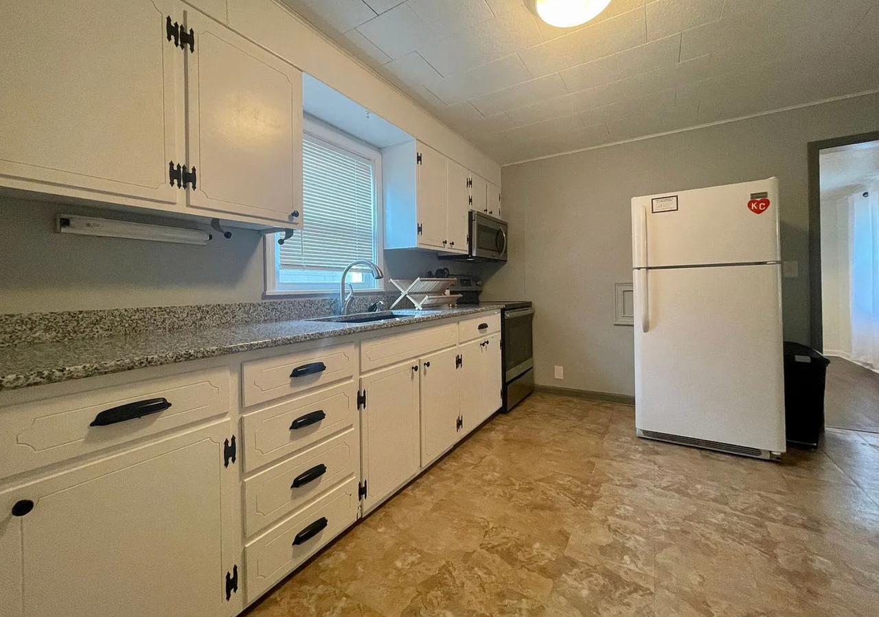 1112 N Broadway St - Photo 2 of 11