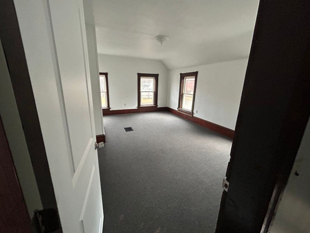 110 W Railroad Ave ##B - Photo 3 of 14