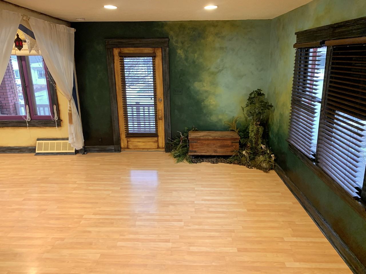 318 Hampton Avenue South - Photo 2 of 16