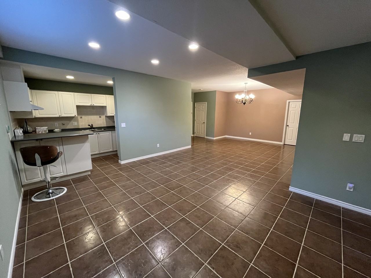 2583 Diamond Crescent - Photo 2 of 14