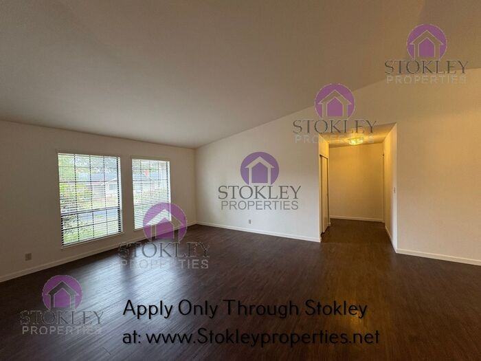 13 Swan Ct - Photo 3 of 42