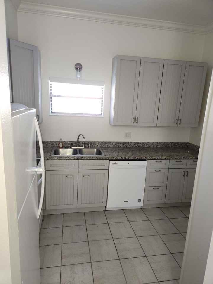 301 N 2nd St #C - Photo 4 of 9