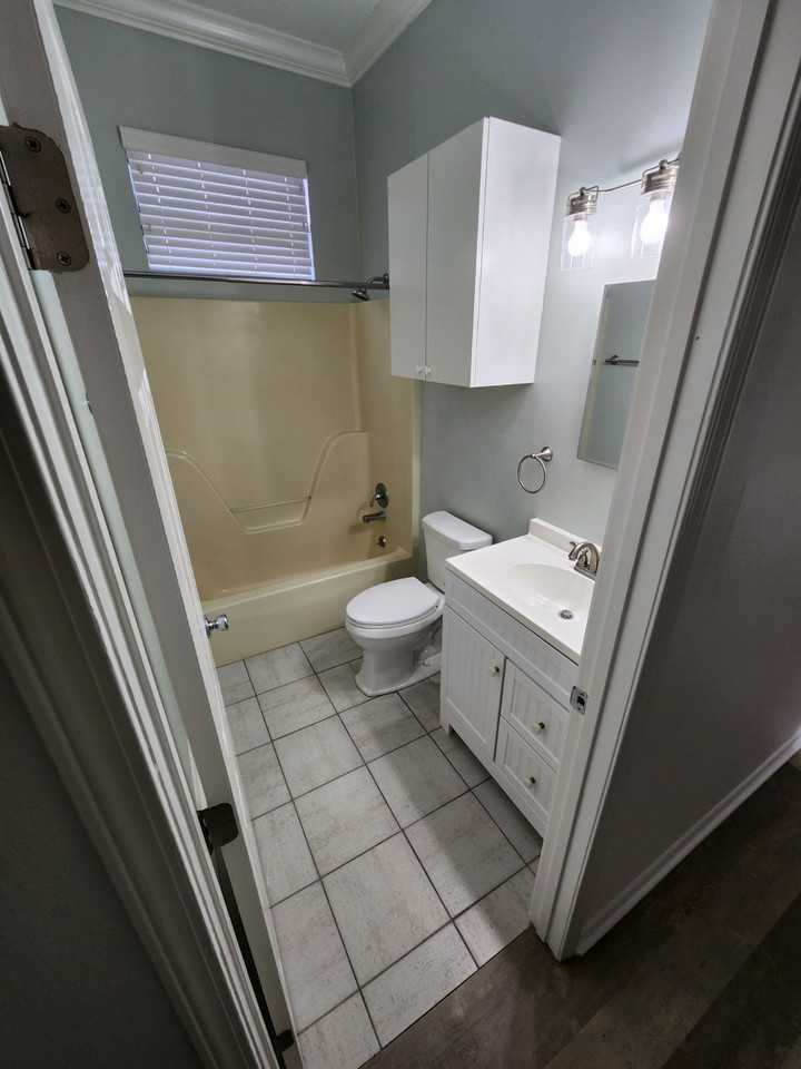 301 N 2nd St #C - Photo 7 of 9