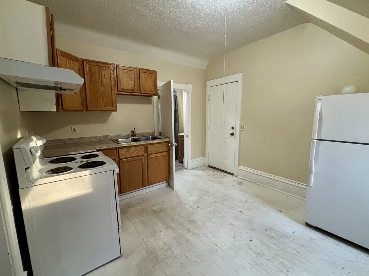 320 Augusta Ave #2 - Photo 3 of 15