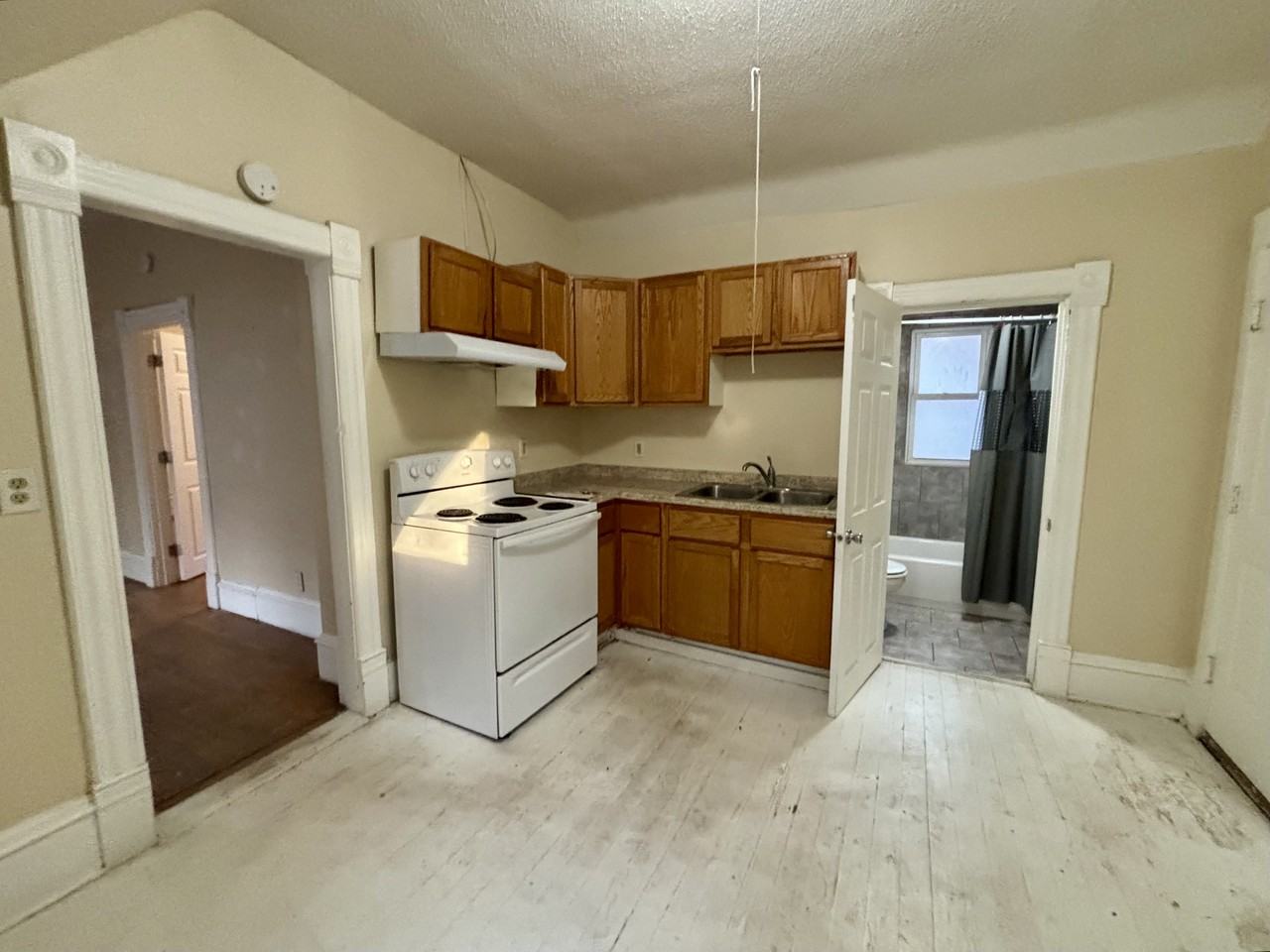320 Augusta Ave #2 - Photo 4 of 15