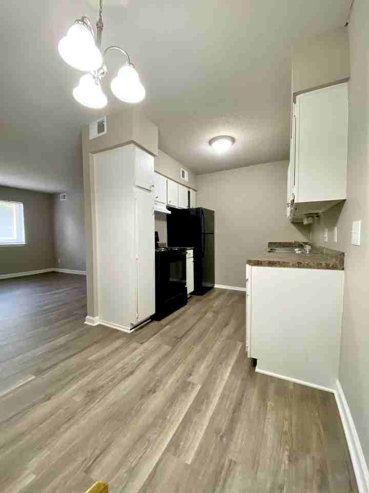 801 Old Manor Rd - Photo 3 of 13