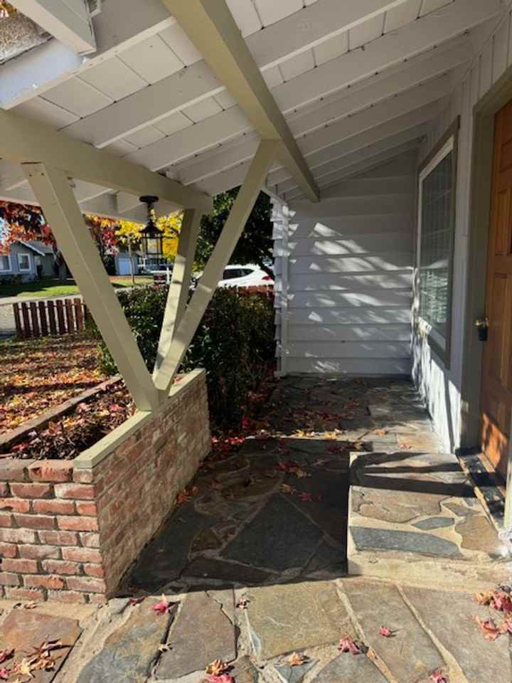 2060 Wilder Dr - Photo 3 of 24