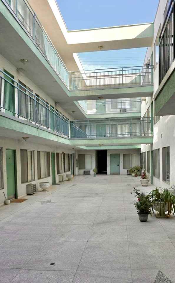 458 N Hayworth Ave - Photo 3 of 3